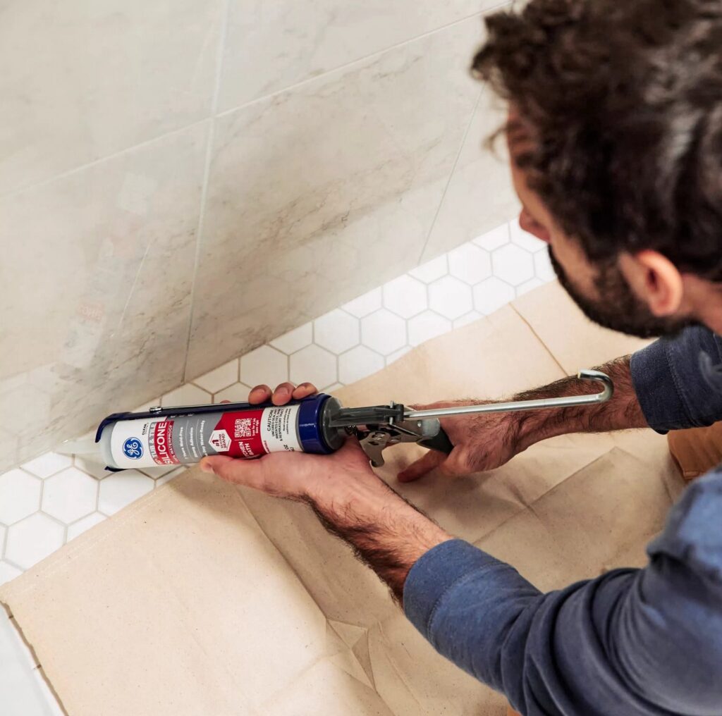 GE Silicone 1 Tub & Tile Sealant, Waterproof Adhesive for Kitchen and Bathroom (Clear, 10.1 fl oz) cwwsf