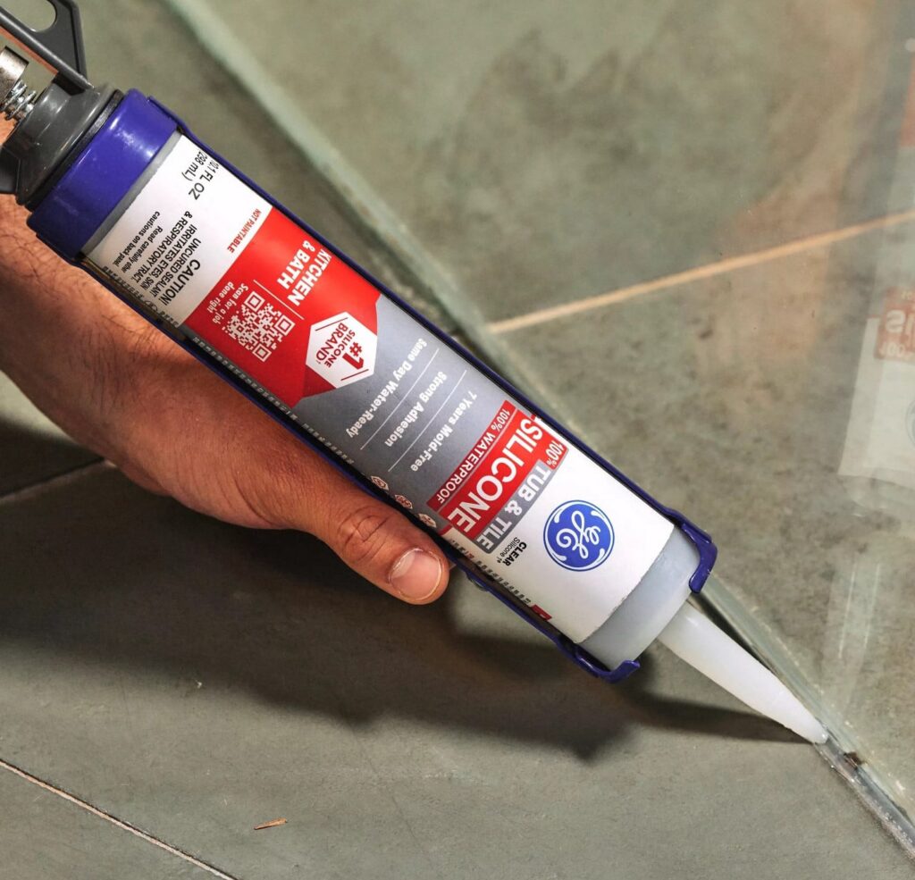 GE Silicone 1 Tub & Tile Sealant, Waterproof Adhesive for Kitchen and Bathroom (White, 10.1 fl oz) gt9ee